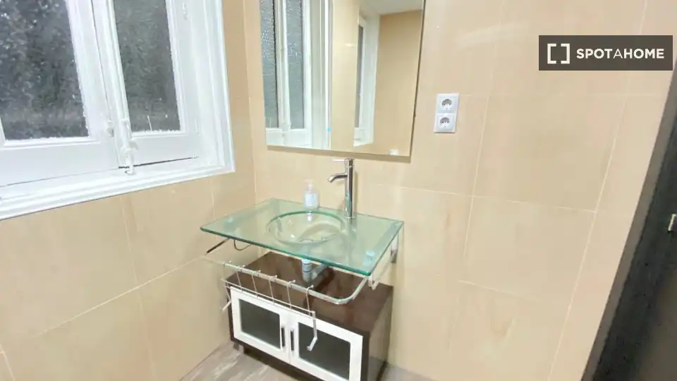 Bathroom of Flat for rent in Madrid  with Air Conditioner, Heating and Furnished