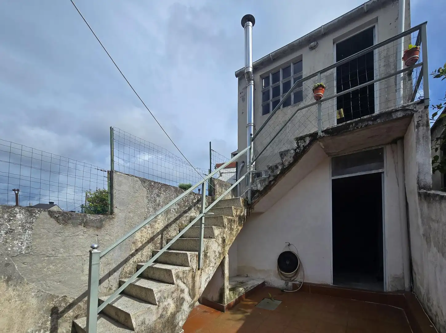 Vista exterior de Casa adosada en venda en A Coruña Capital  amb Calefacció, Jardí privat i Traster