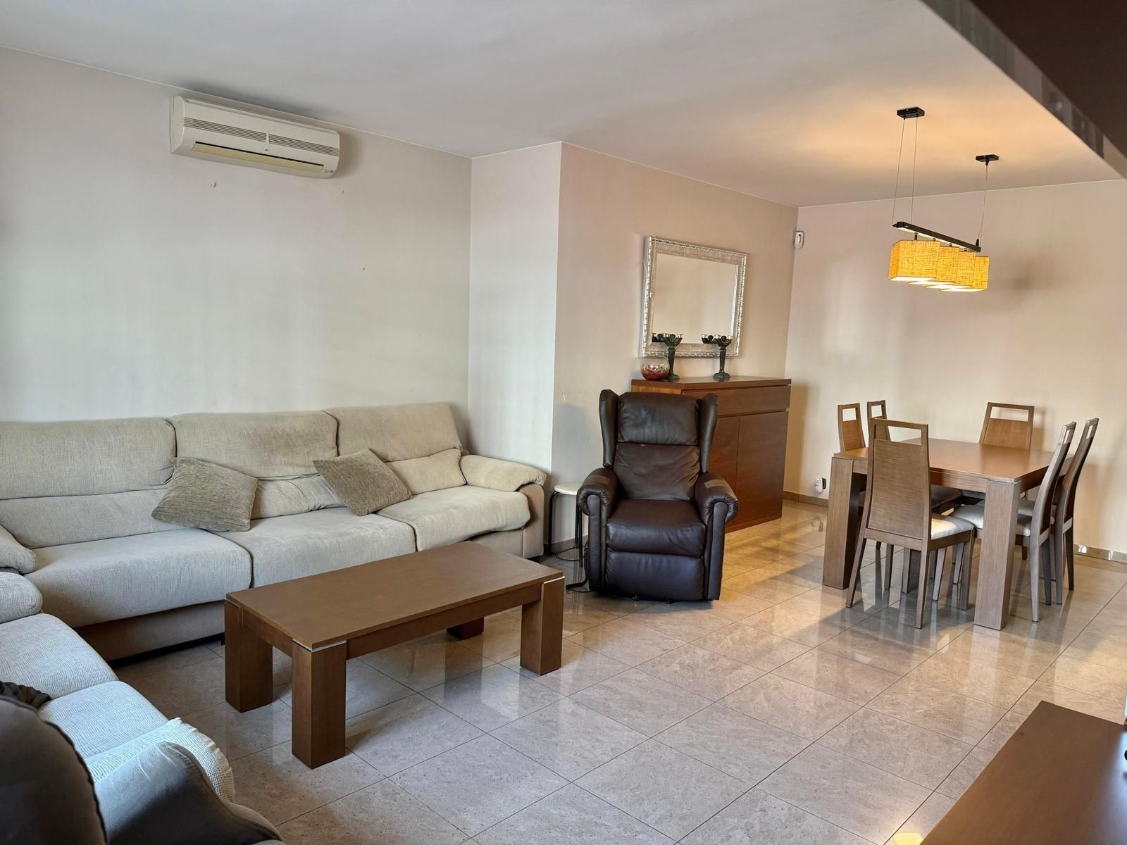 Sala d'estar de Apartament en venda en Pineda de Mar amb Aire condicionat, Terrassa i Traster