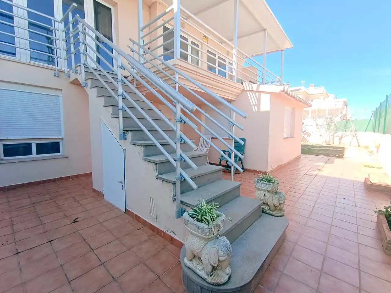 Vista exterior de Casa o xalet en venda en Oliva amb Aire condicionat, Jardí privat i Terrassa
