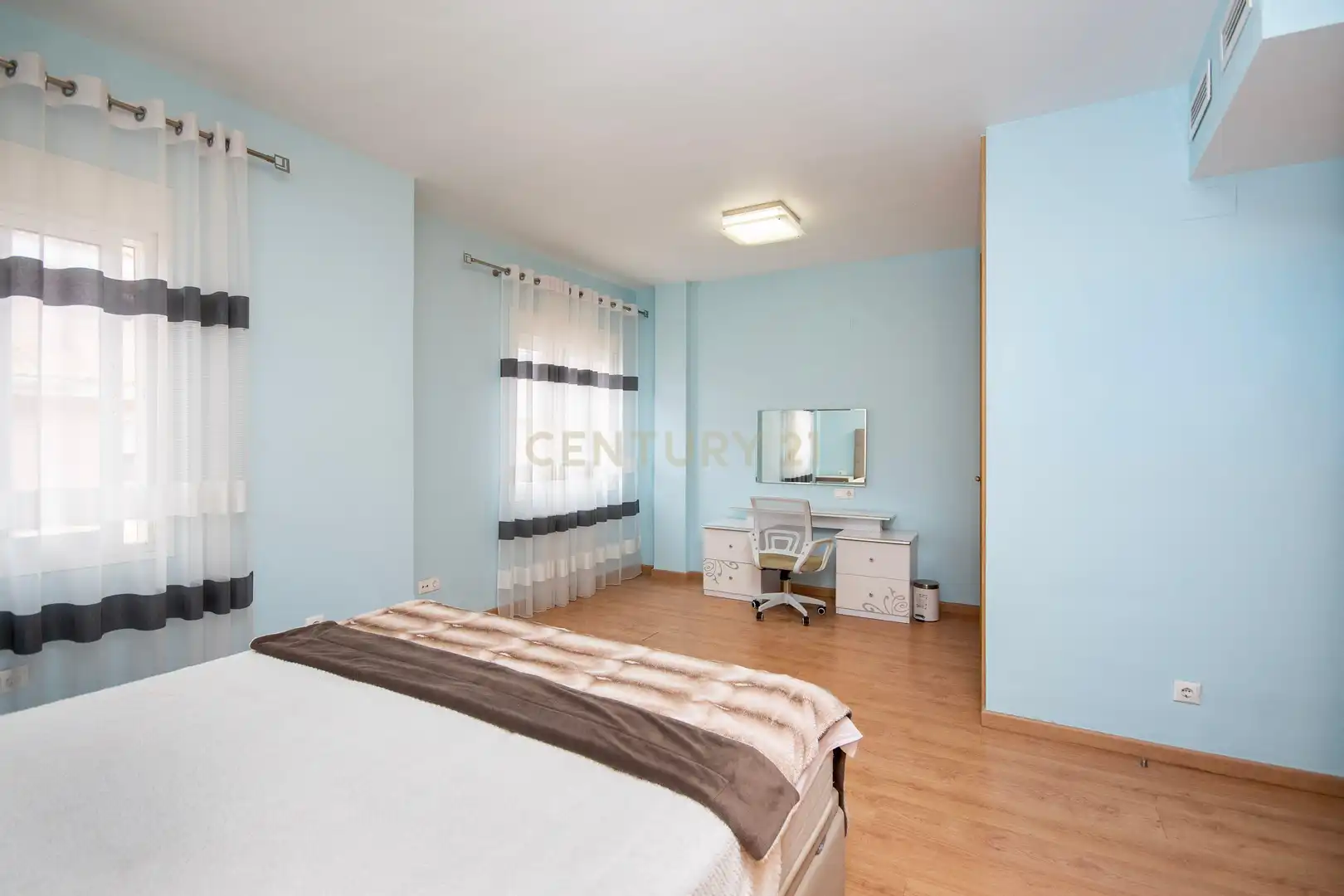 Habitación de Casa adosada en venta en Alicante / Alacant con Aire acondicionado, Balcón y Piscina comunitaria