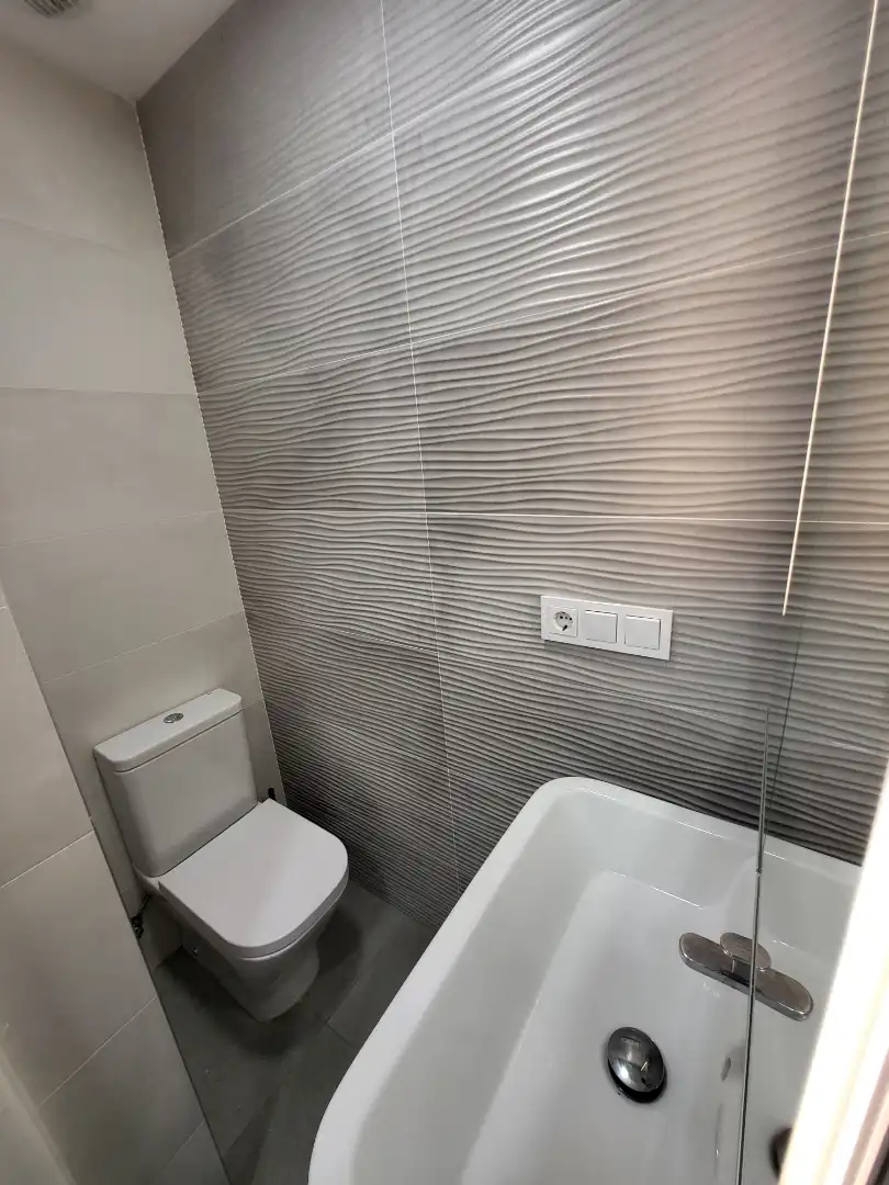 Baño de Piso de alquiler en Almería con Aire acondicionado, Calefacción y Terraza