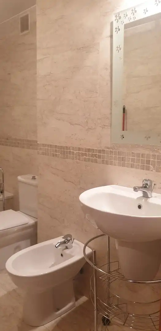 Baño de Apartamento de alquiler en Santiago de Compostela  con Calefacción, Parquet y Trastero