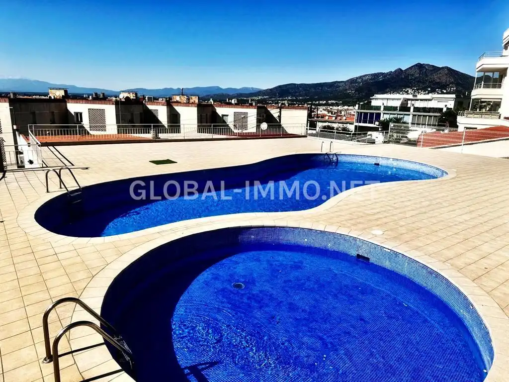 Piscina de Apartament en venda en Roses amb Aire condicionat, Calefacció i Terrassa