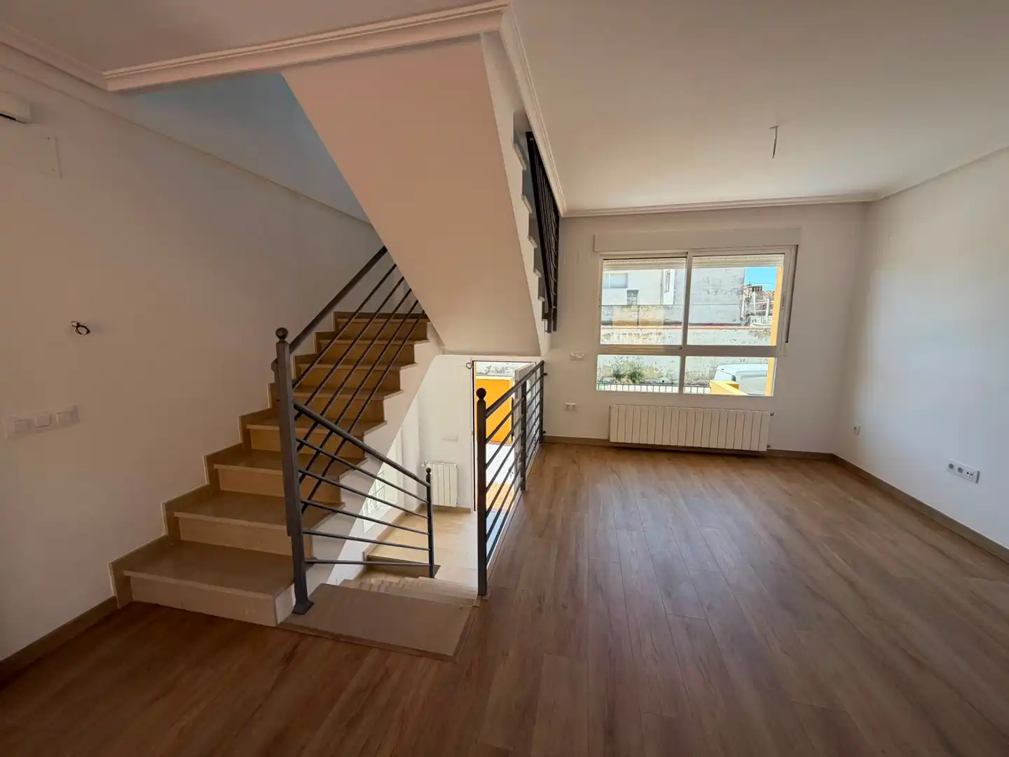 Casa adosada en venda en Utiel amb Calefacció, Parquet i Terrassa