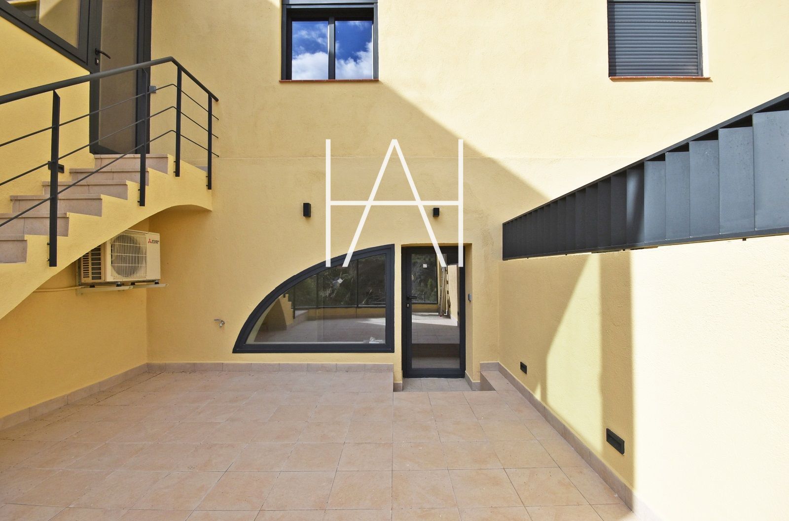 Exterior view of Duplex to rent in  Barcelona Capital  with Air Conditioner, Terrace and Storage room