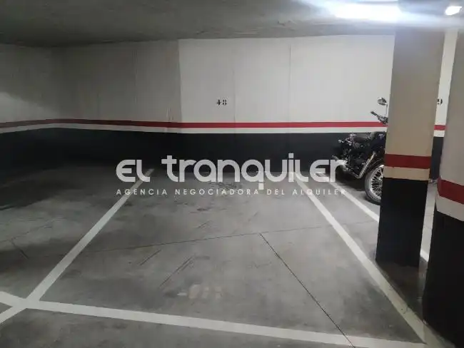 Parkplatz von Wohnung zur Miete in Madrid mit Parkett, Schwimmbad und Möbliert