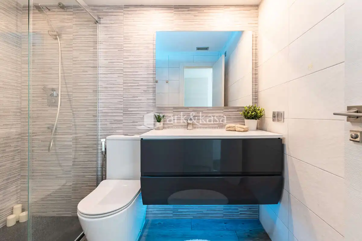 Badezimmer von Wohnung zum Verkauf in Valencia mit Klimaanlage, Abstellraum und Ofen