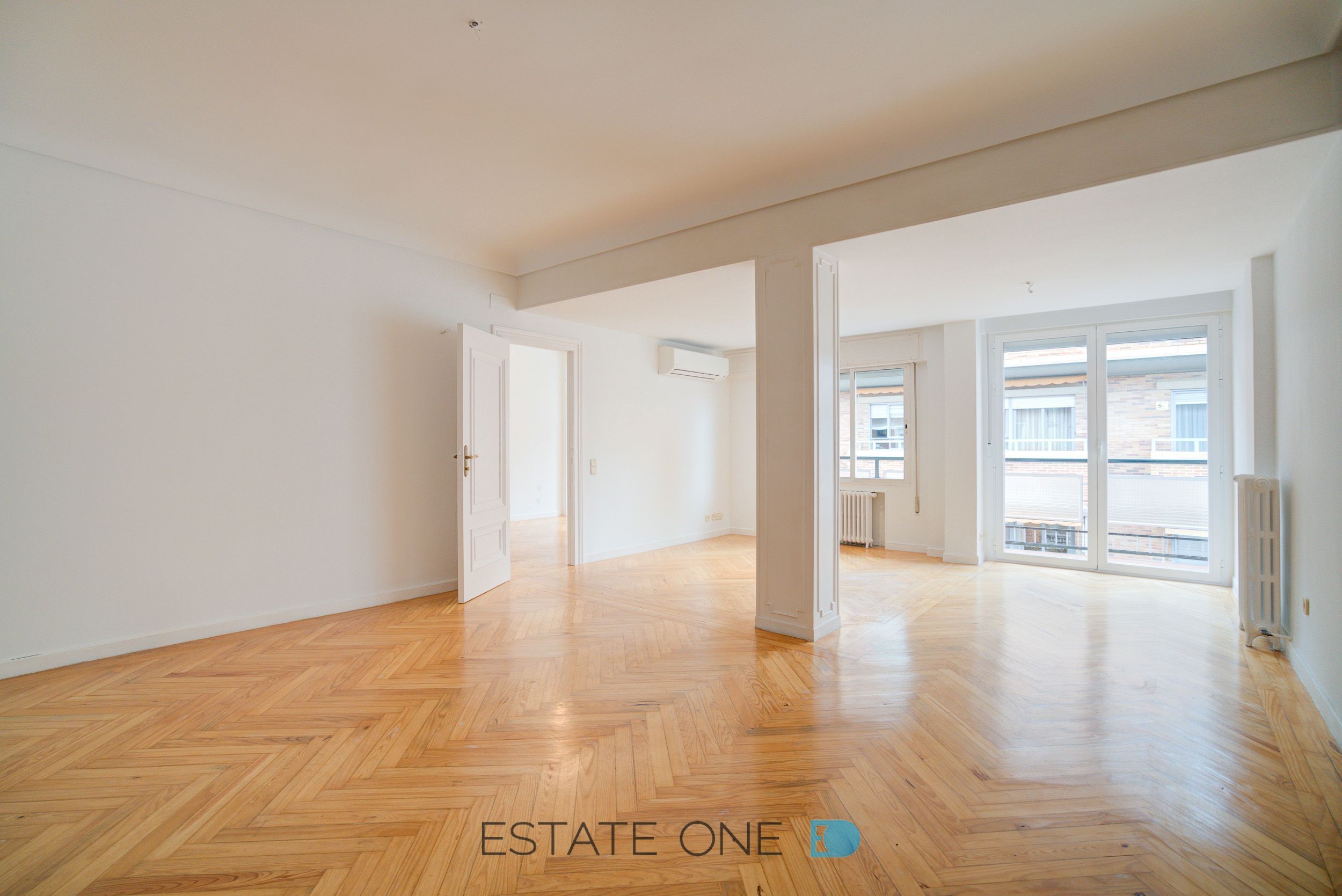Living room of Flat to rent in  Madrid Capital  with Air Conditioner, Heating and Parquet flooring