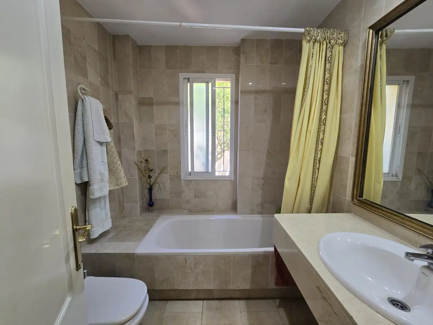 Baño de Piso en venta en Marbella con Aire acondicionado, Terraza y Alarma