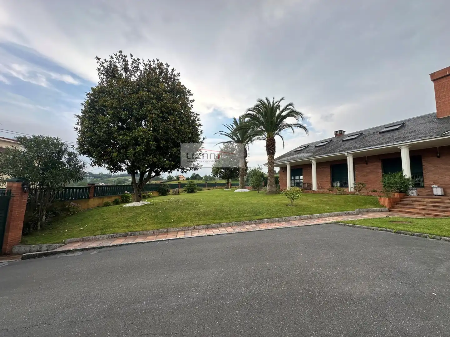 Vista exterior de Casa o xalet en venda en Oviedo  amb Calefacció, Jardí privat i Terrassa