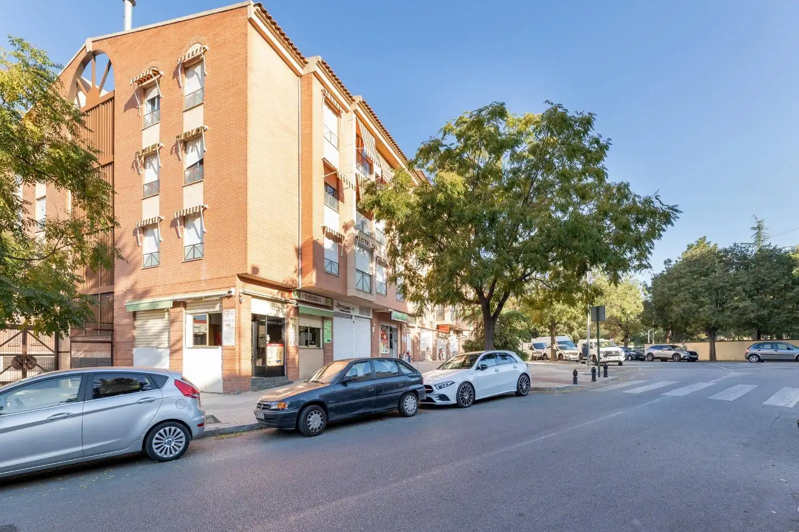Vista exterior de Local en venta en Granada