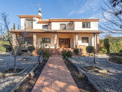 Vista exterior de Casa o xalet en venda en Atarfe amb Calefacció, Jardí privat i Terrassa