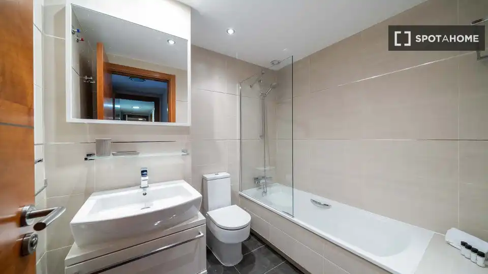 Baño de Piso de alquiler en Madrid con Aire acondicionado, Calefacción y Amueblado