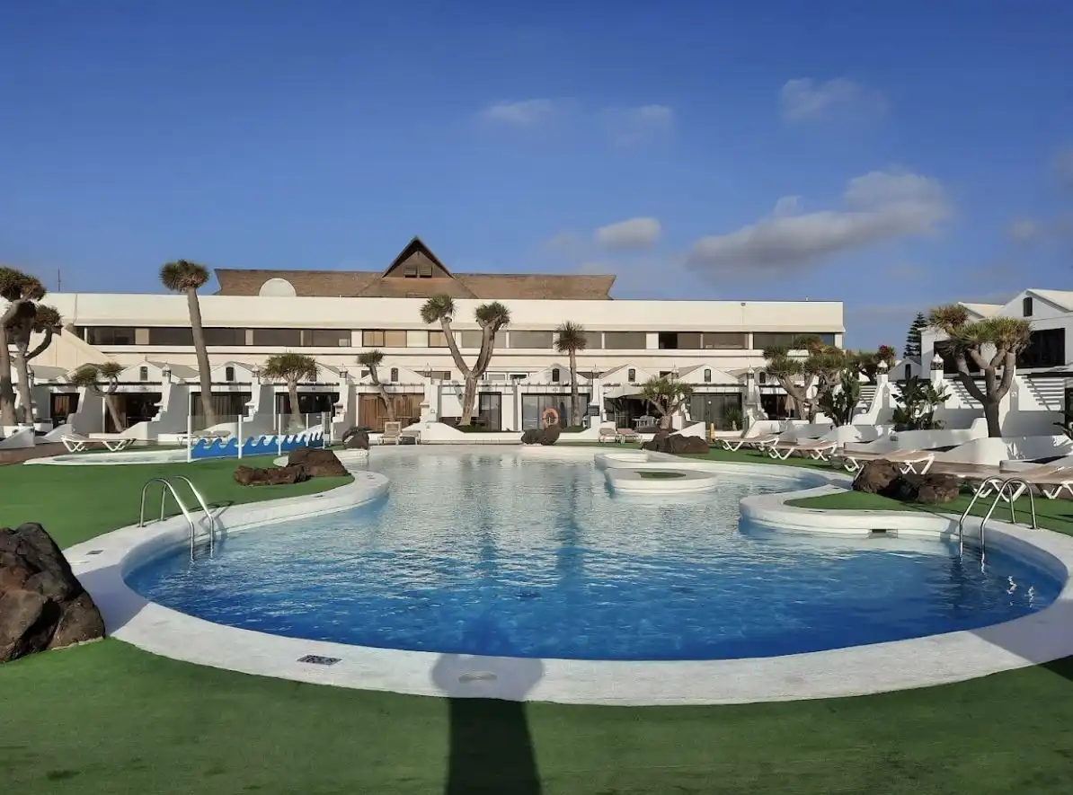 Swimming pool of Flat for sale in Costa Teguise
