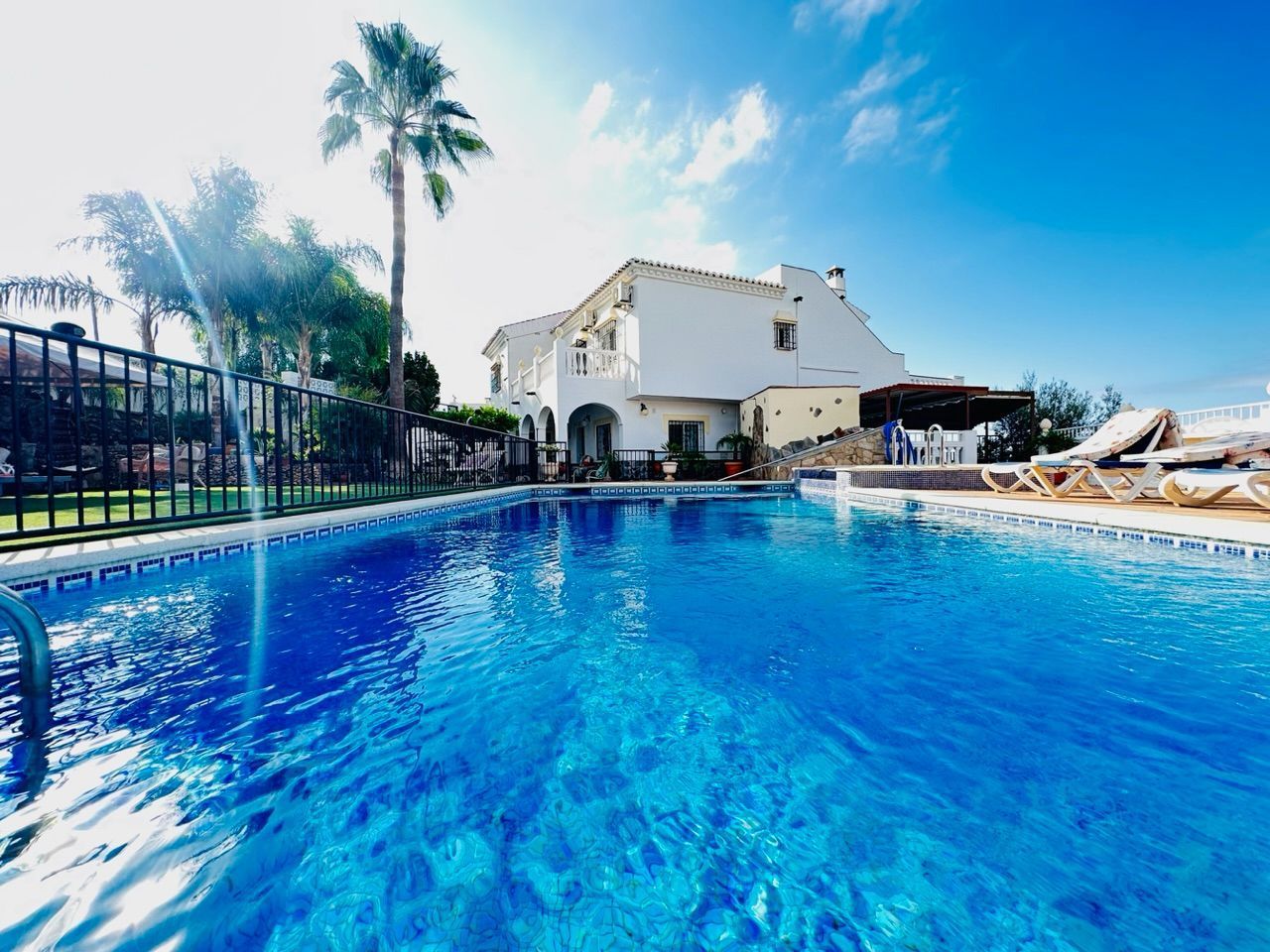 Piscina de Casa o xalet en venda en Nerja amb Aire condicionat, Jardí privat i Traster