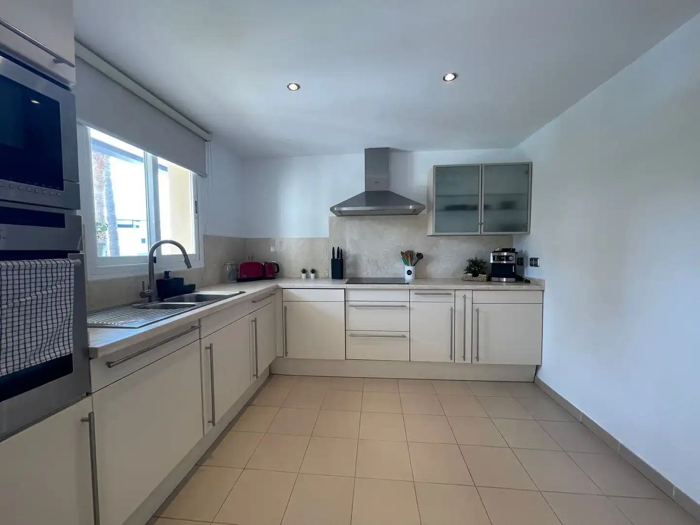Cocina de Apartamento en venta en Benahavís con Terraza, Amueblado y Piscina comunitaria