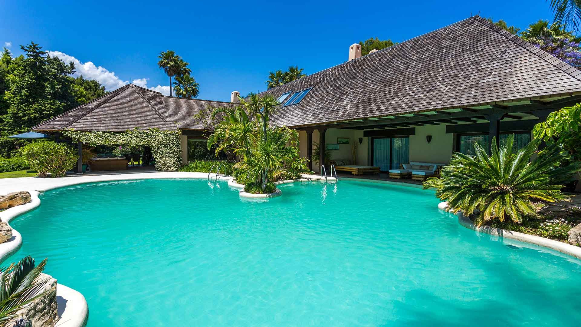 Piscina de Casa o xalet en venda en Marbella amb Aire condicionat, Calefacció i Jardí privat