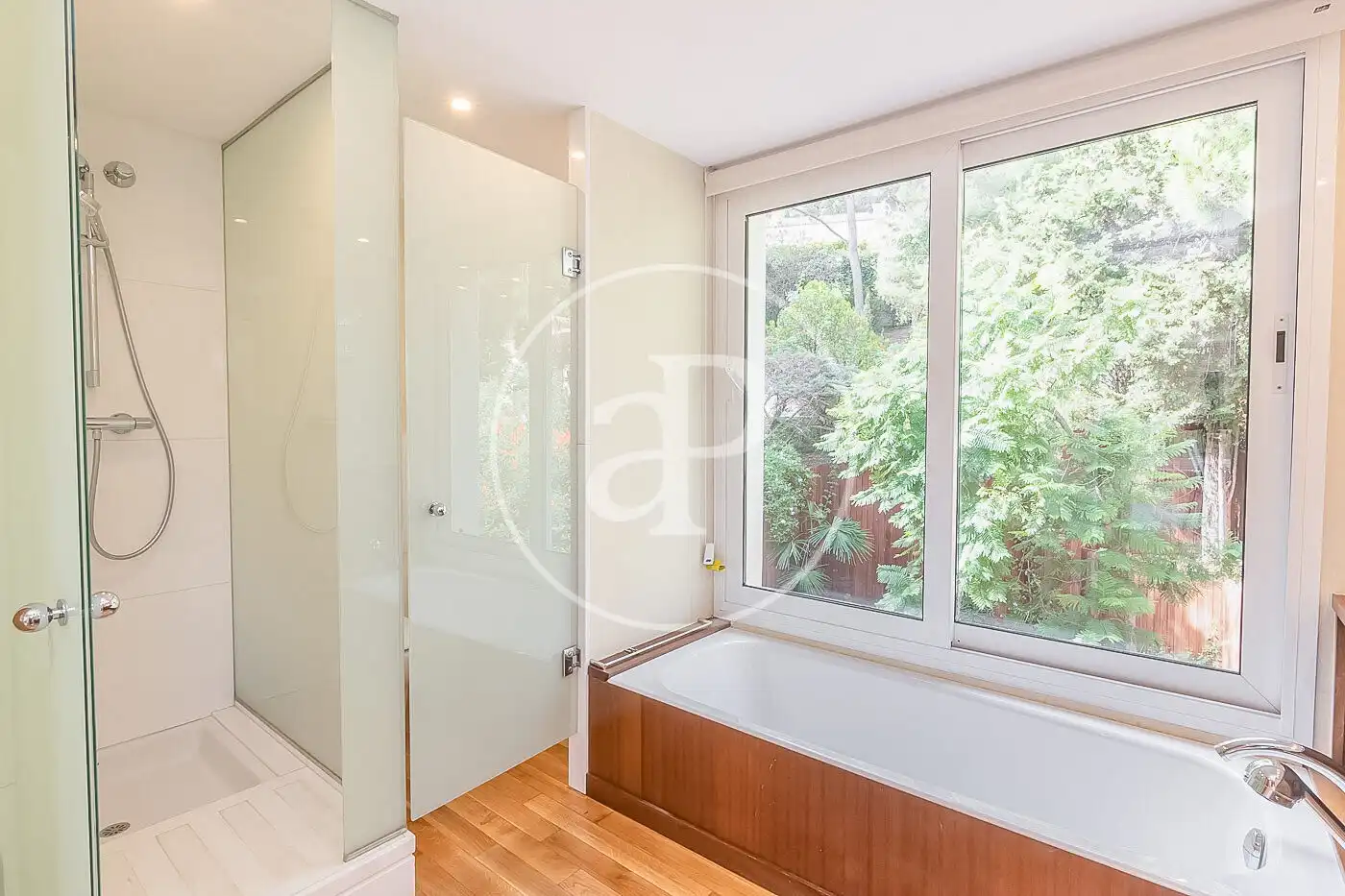 Bathroom of Houses for rent in Barcelona  with Air Conditioner, Heating and Private garden