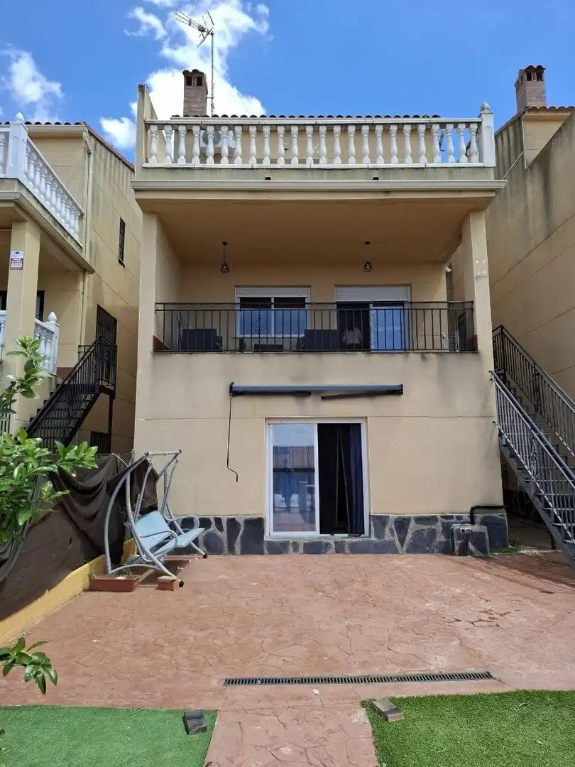 Vista exterior de Casa o xalet en venda en Otero amb Aire condicionat, Jardí privat i Traster