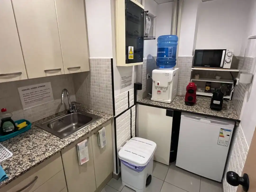Küche von Büro zur Miete in Barcelona mit Klimaanlage, Heizung und Möbliert