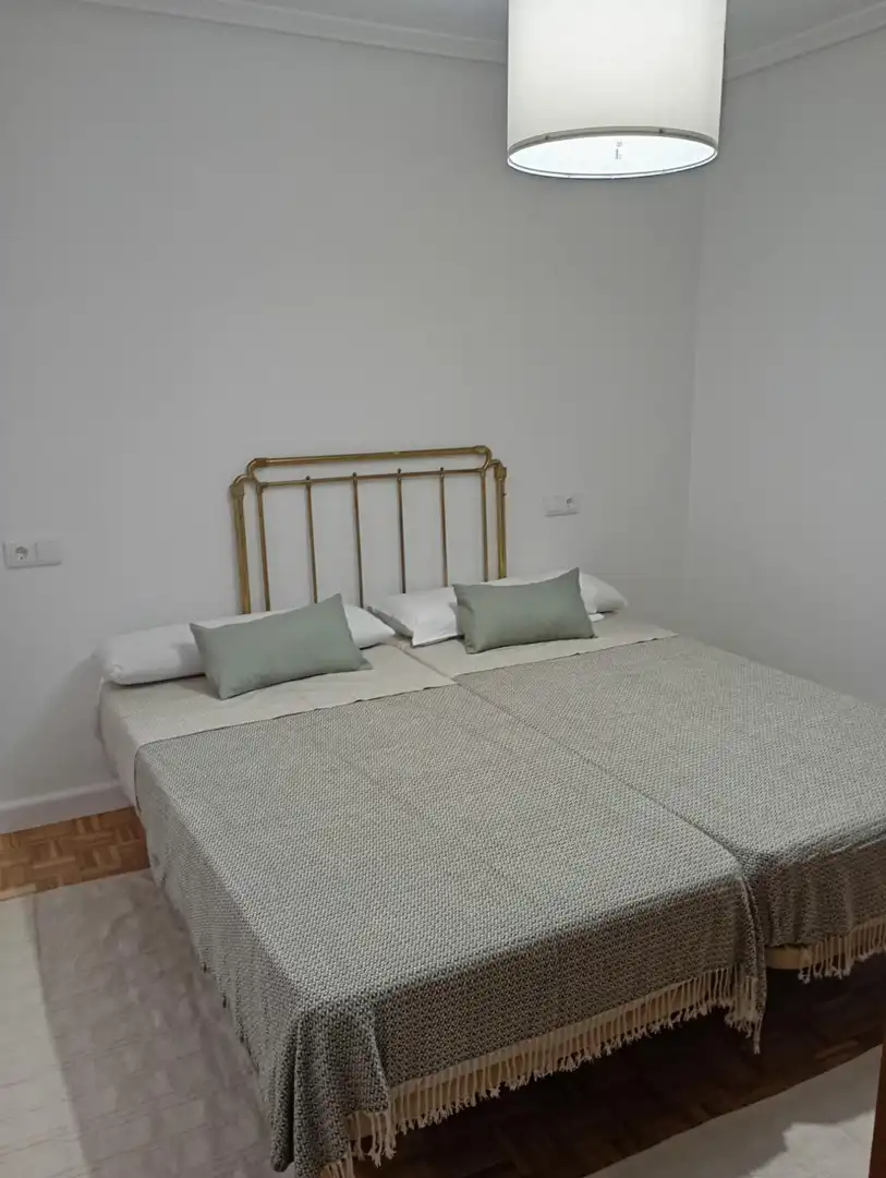 Schlafzimmer von Wohnung zur Miete in Gijón  mit Heizung, Parkett und Möbliert
