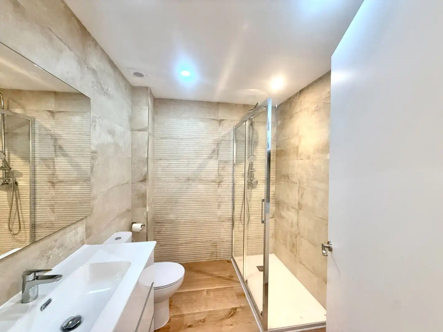 Baño de Piso en venta en Parla con Aire acondicionado, Terraza y Balcón
