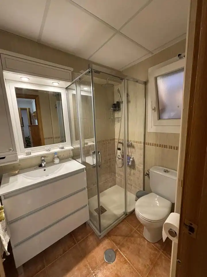 Badezimmer von Wohnung zur Miete in Granada mit Klimaanlage und Möbliert