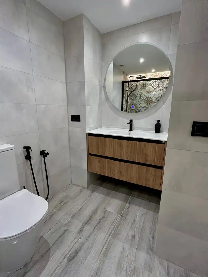 Baño de Apartamento de alquiler en Estepona con Aire acondicionado, Jardín privado y Trastero