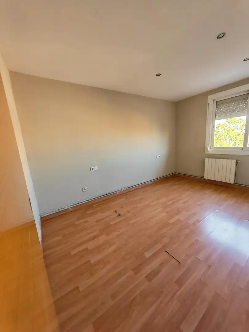 Wohnung zum Verkauf in Sabadell mit Heizung, Abstellraum und Balkon