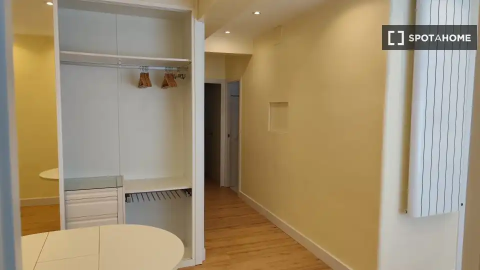 Flat for rent in Madrid  with Air Conditioner, Heating and Furnished