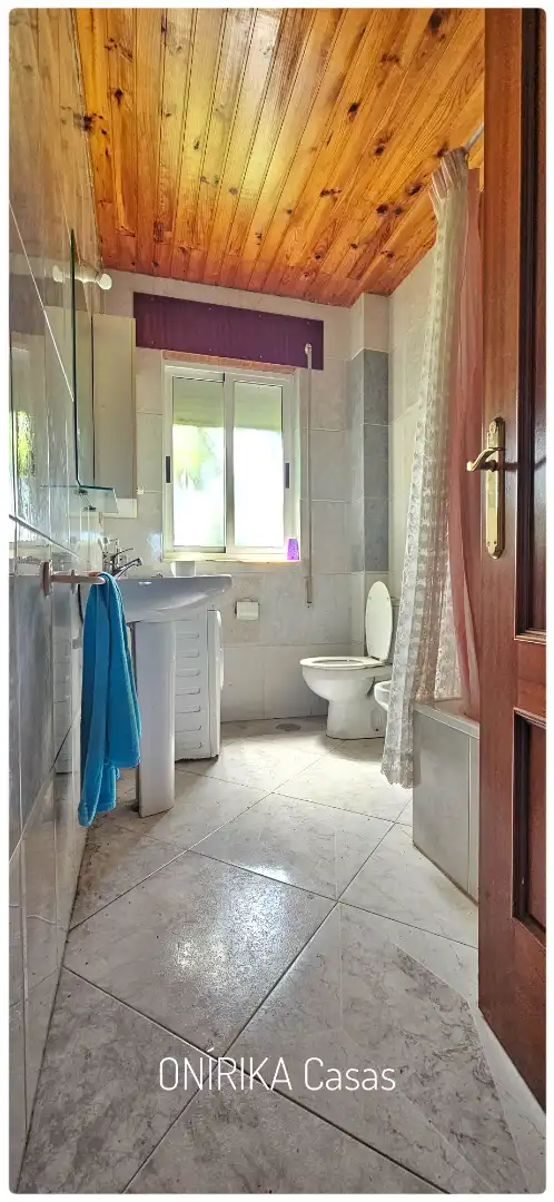 Bathroom of Houses for sale in Sarria  with Private garden, Storage room and Furnished