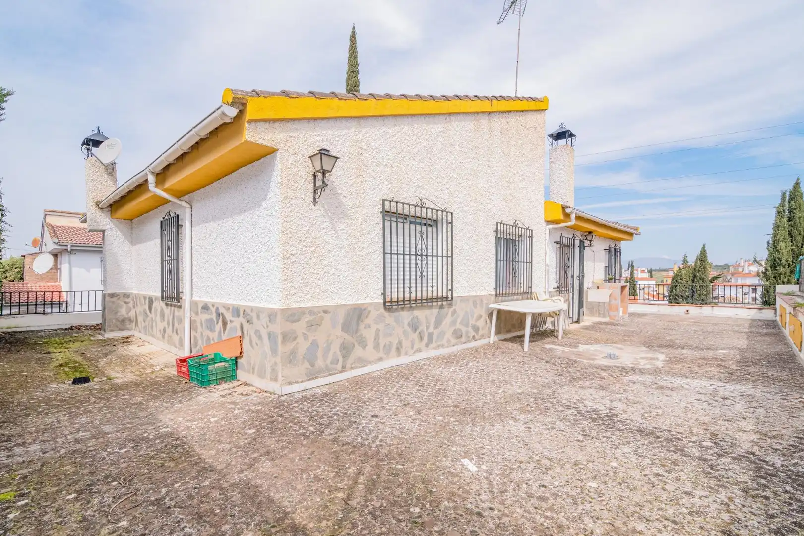 Vista exterior de Casa o chalet en venta en Peligros con Terraza, Piscina y Amueblado