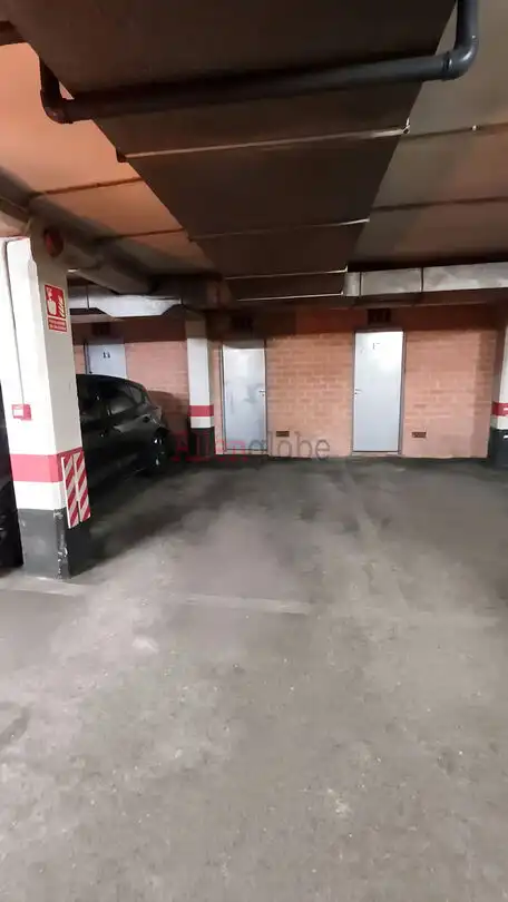 Aparcament de Pis en venda en Oviedo  amb Calefacció, Terrassa i Traster