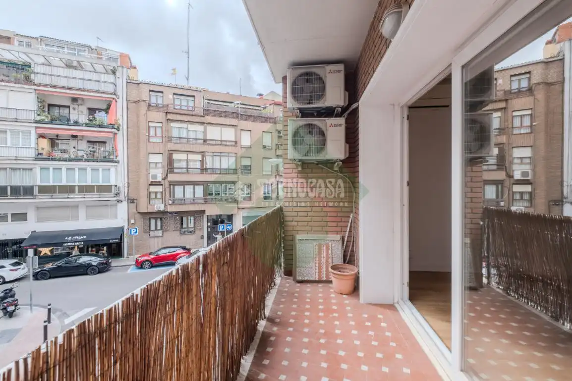 Vista exterior de Piso de alquiler en Madrid con Aire acondicionado