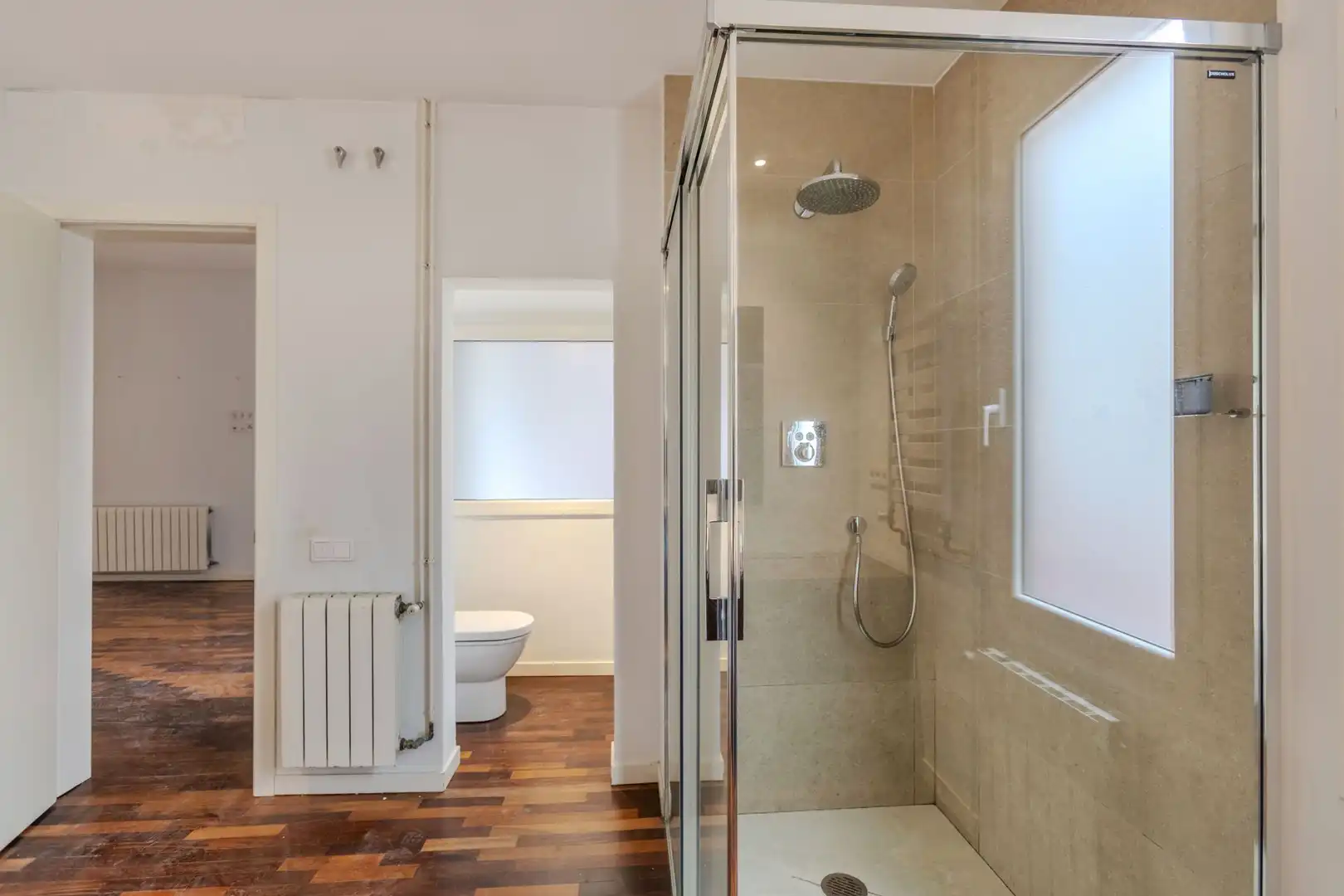 Baño de Casa adosada en venta en Barcelona con Parquet y Terraza