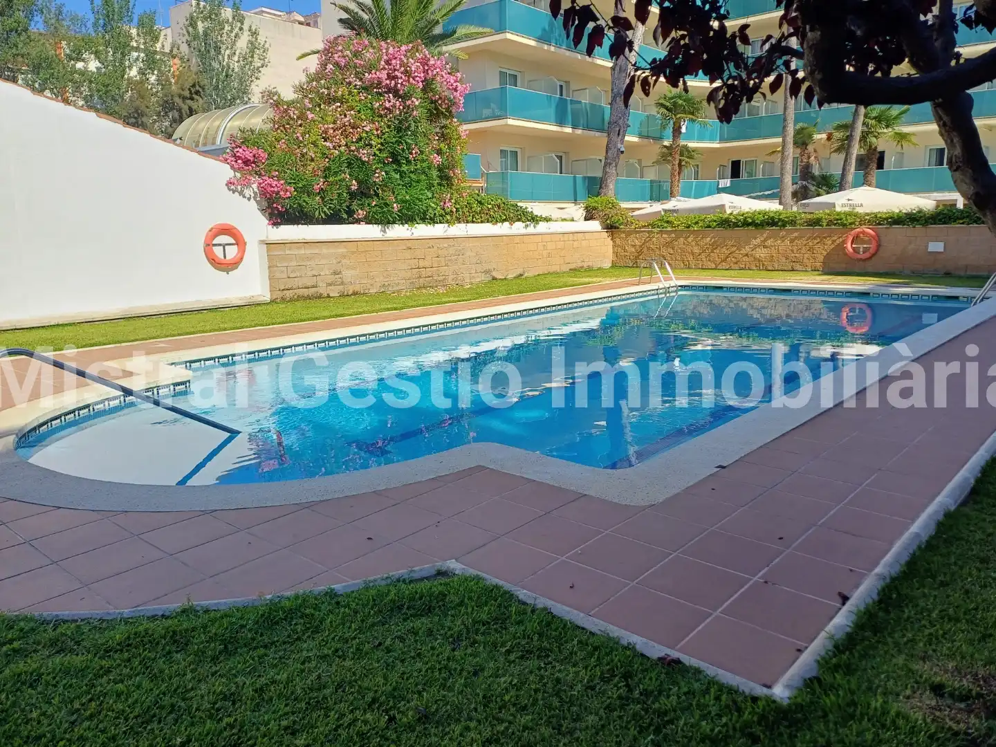 Schwimmbecken von Dachboden zum Verkauf in Calafell mit Klimaanlage, Terrasse und Abstellraum