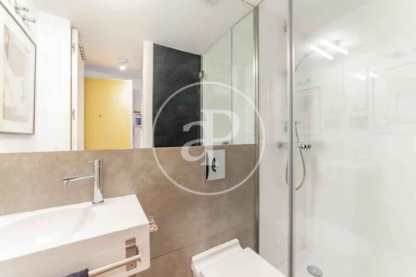 Baño de Piso en venta en Madrid con Calefacción, Terraza y Trastero