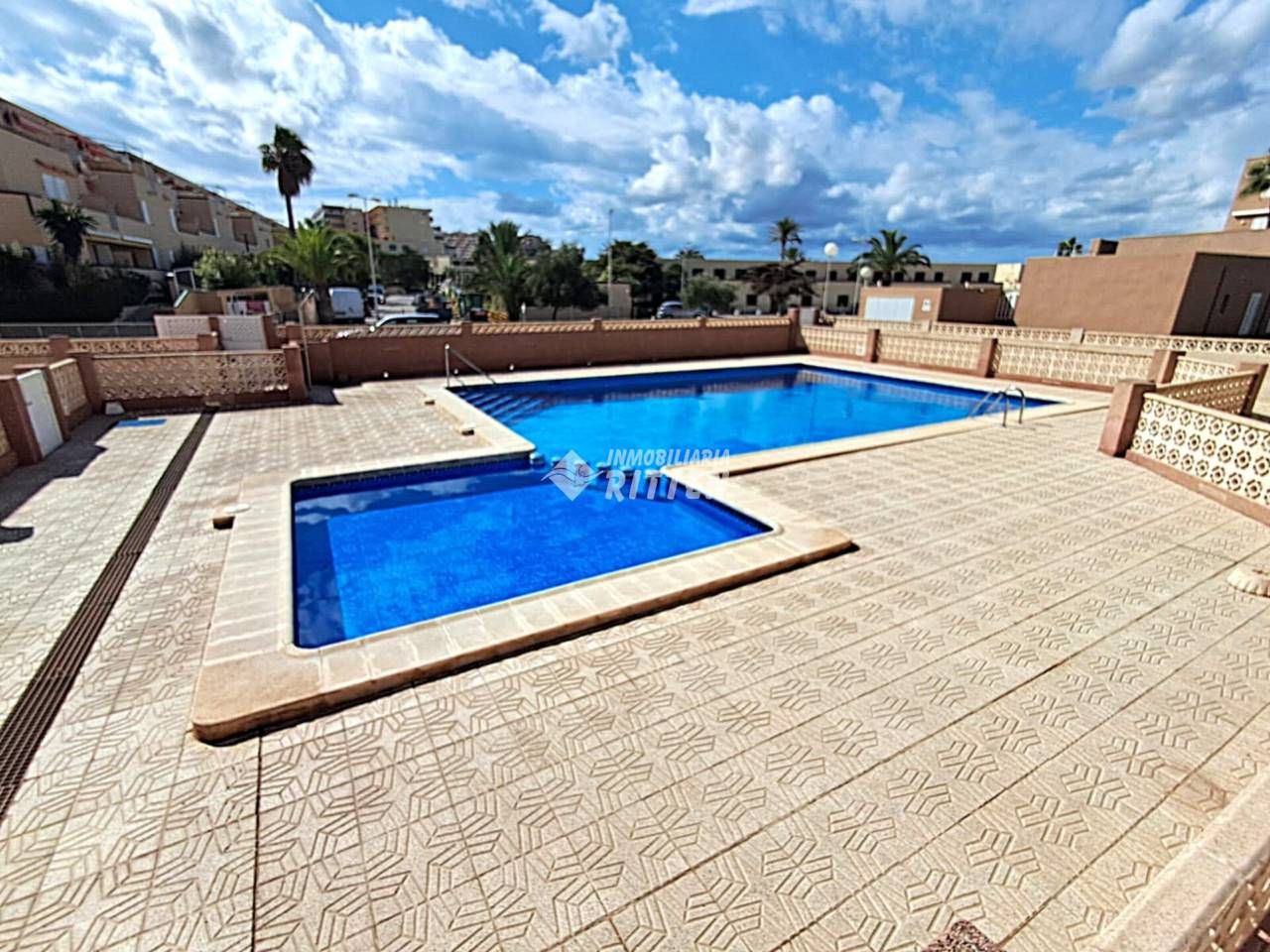 Piscina de Pis en venda en La Manga del Mar Menor amb Terrassa, Moblat i Piscina comunitària