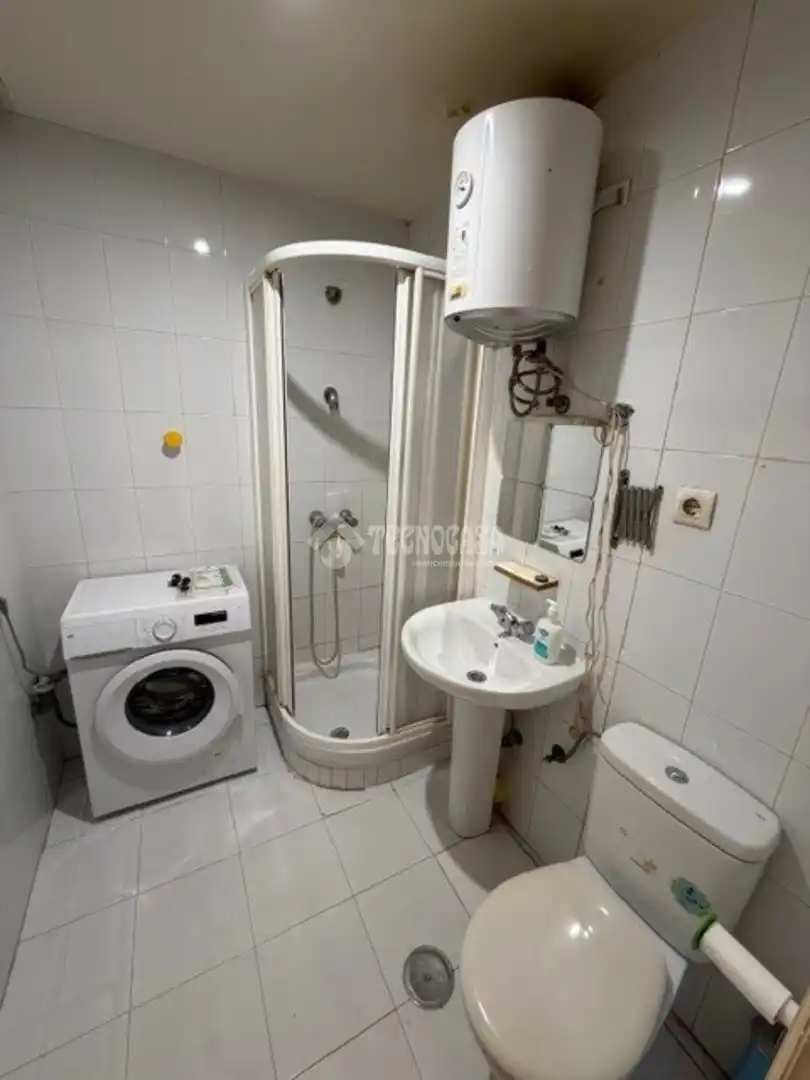 Bathroom of Flat for sale in Madrid