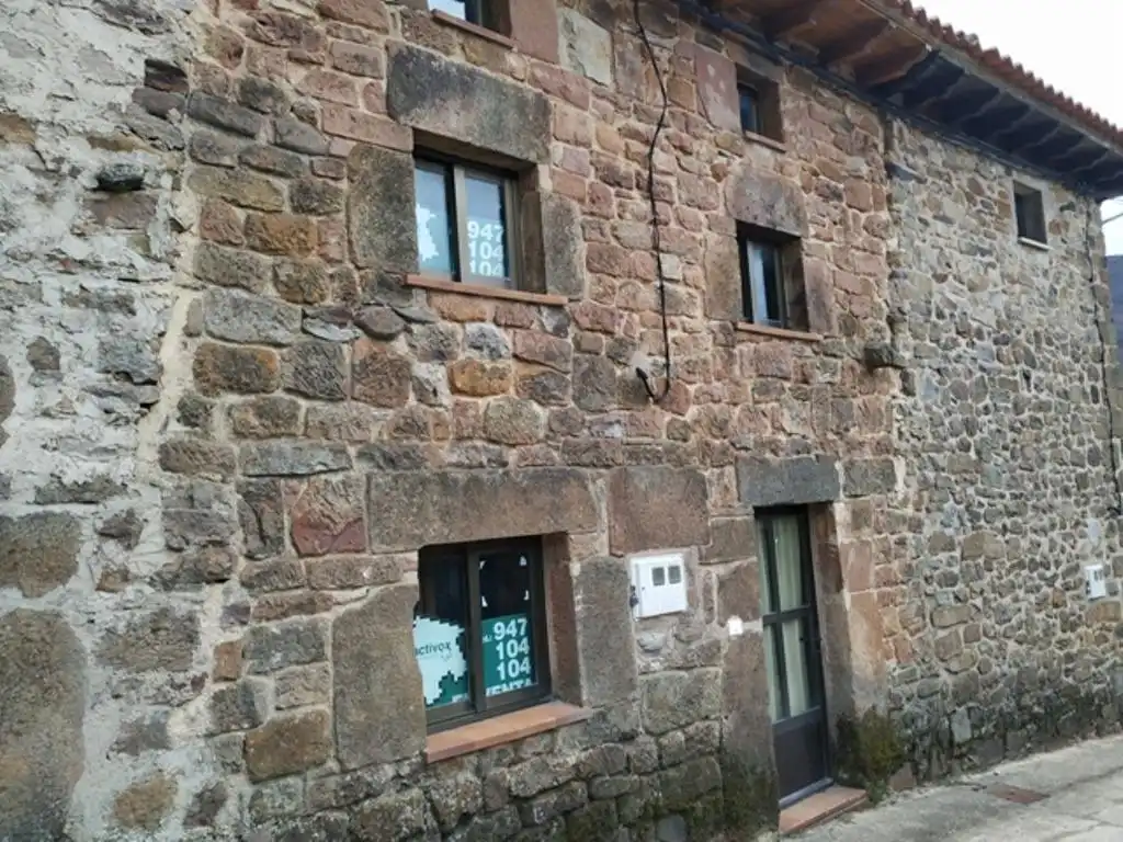 Vista exterior de Casa adosada en venda en Pineda de la Sierra amb Calefacció