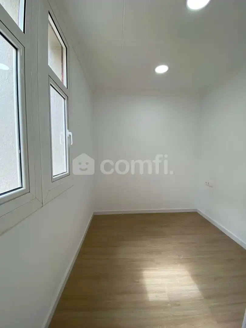 Schlafzimmer von Dachboden zum Verkauf in Barcelona mit Balkon
