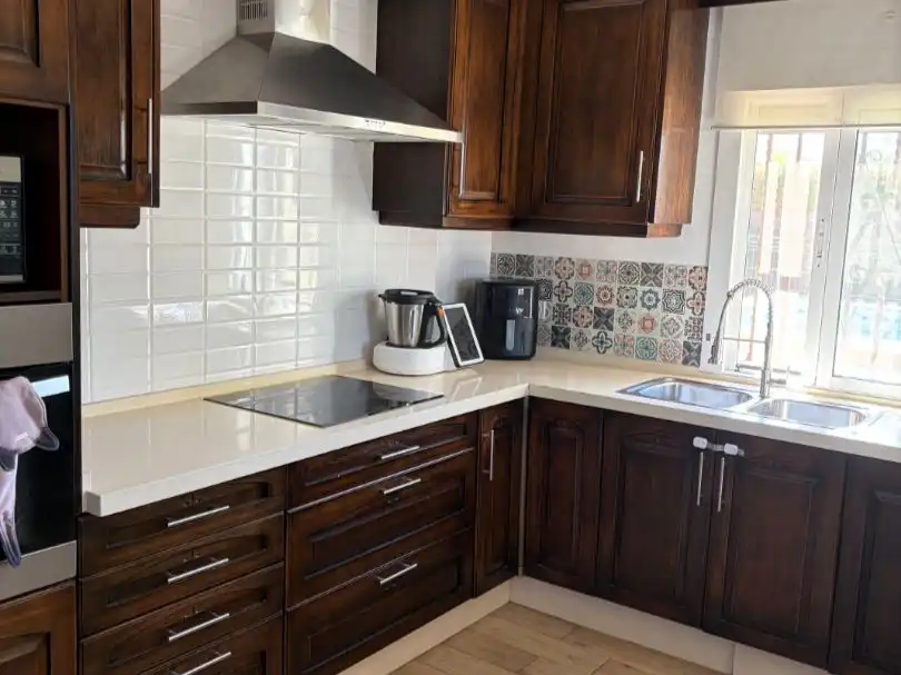 Cuina de Casa o xalet en venda en Carmona amb Aire condicionat, Jardí privat i Terrassa