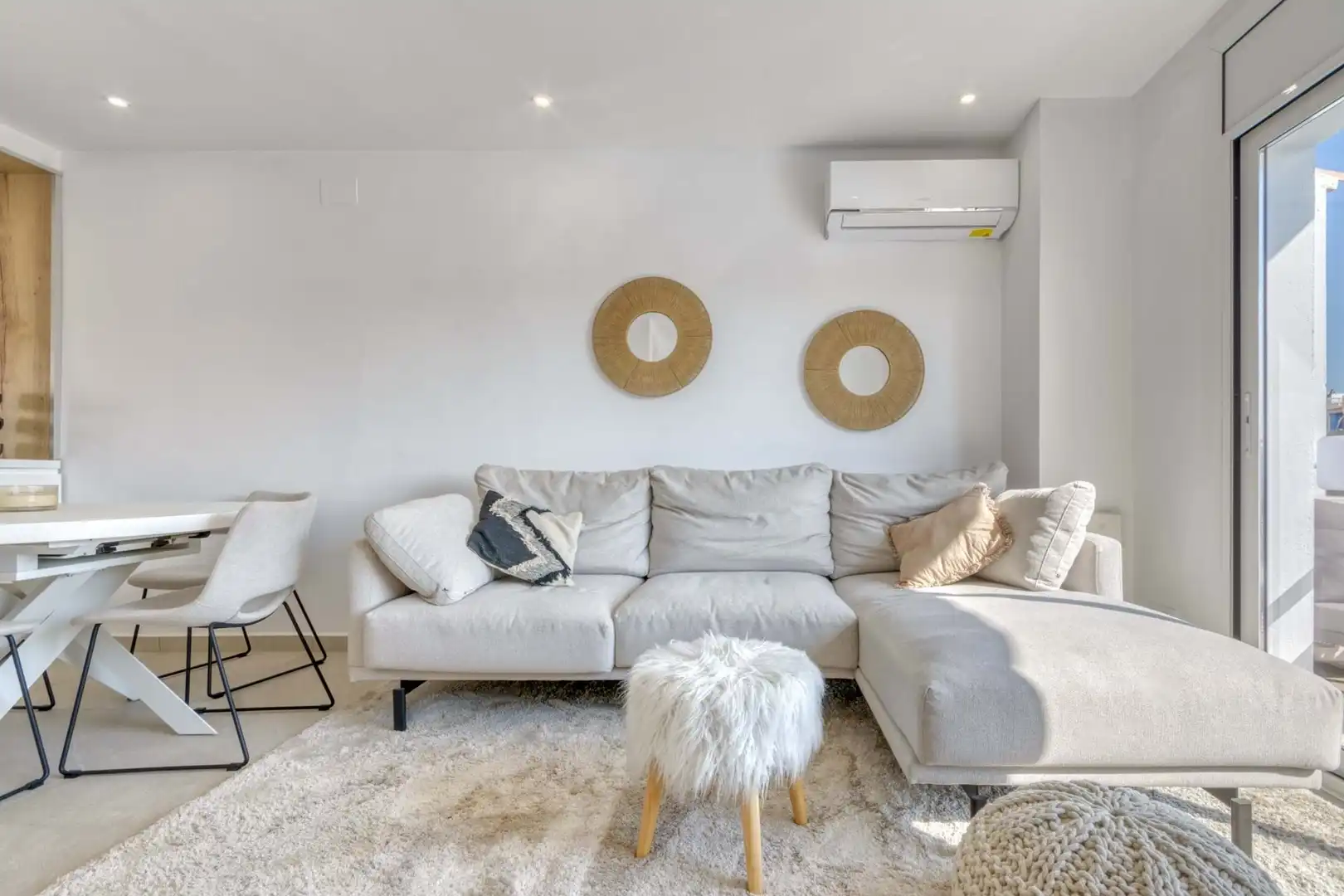 Wohnzimmer von Einfamilien-Reihenhaus zum Verkauf in Empuriabrava mit Klimaanlage, Heizung und Terrasse