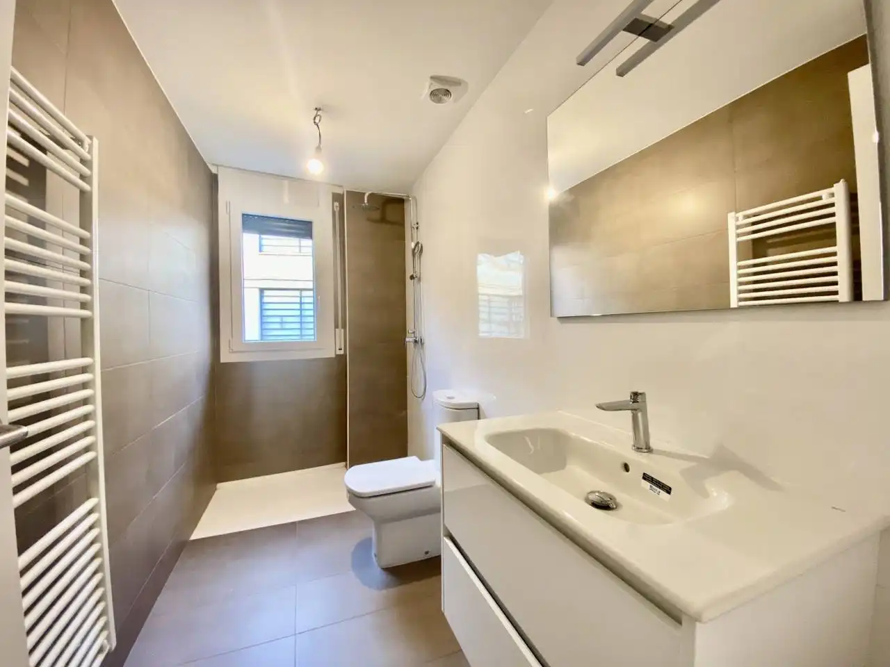 Baño de Dúplex en venta en Olot con Calefacción, Terraza y Trastero