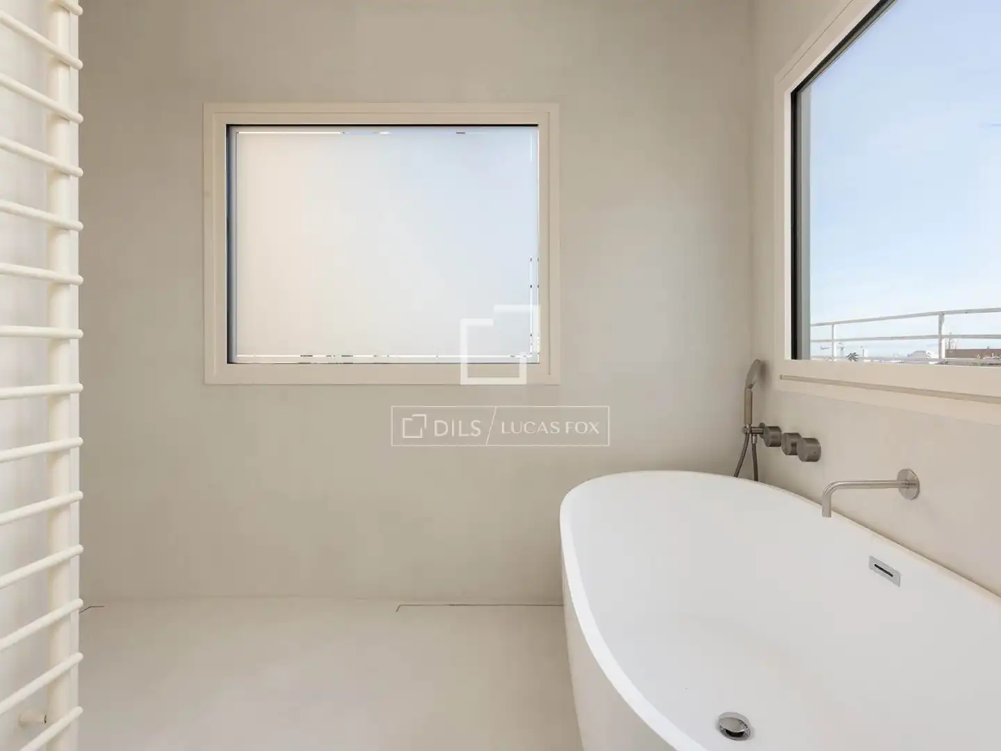 Bathroom of Attic for sale in Barcelona  with Air Conditioner, Heating and Parquet flooring
