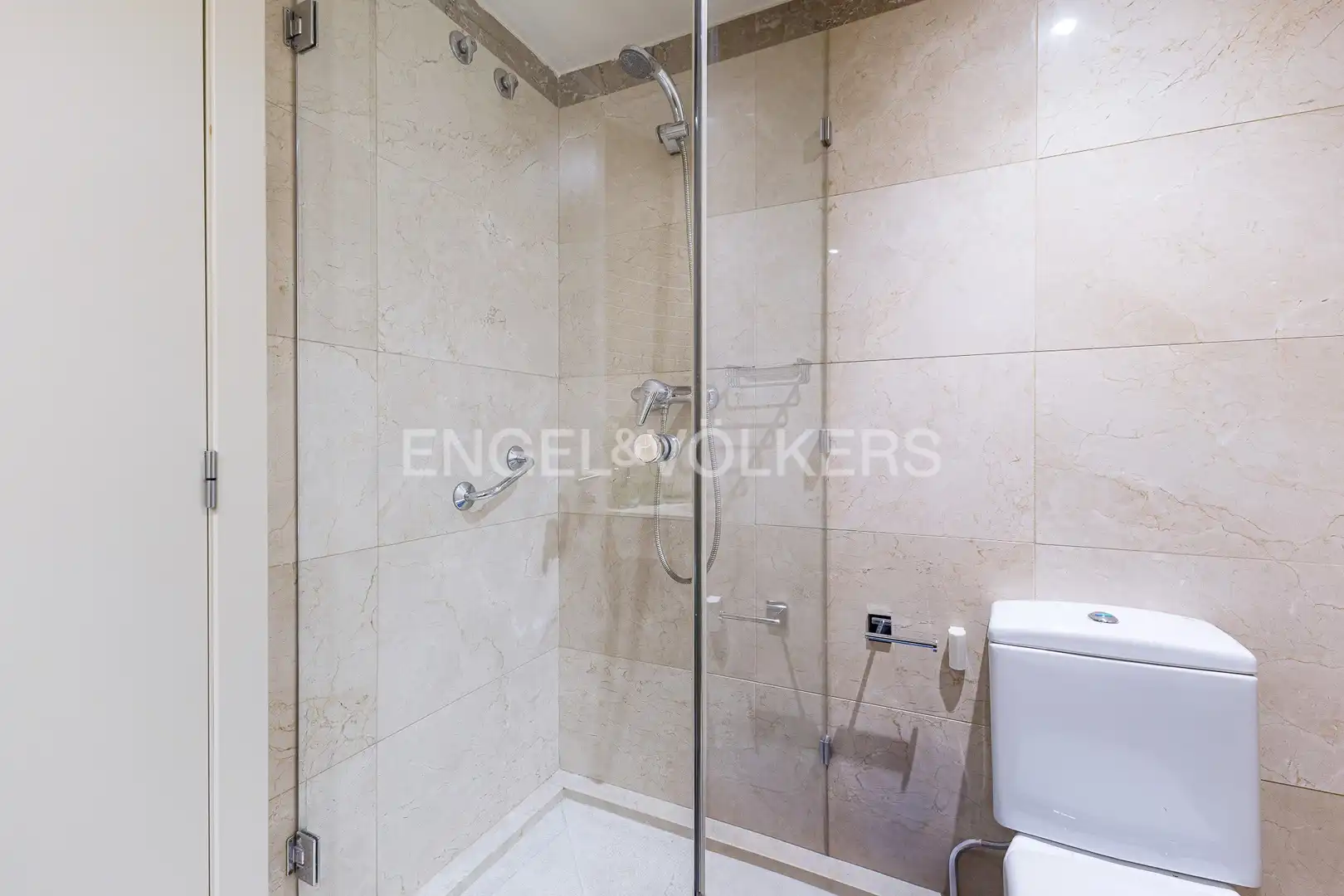 Badezimmer von Wohnung zur Miete in Barcelona mit Klimaanlage, Heizung und Parkett