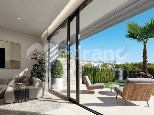 Casa adosada en Venta en Carrer Praga en Golf Bahía