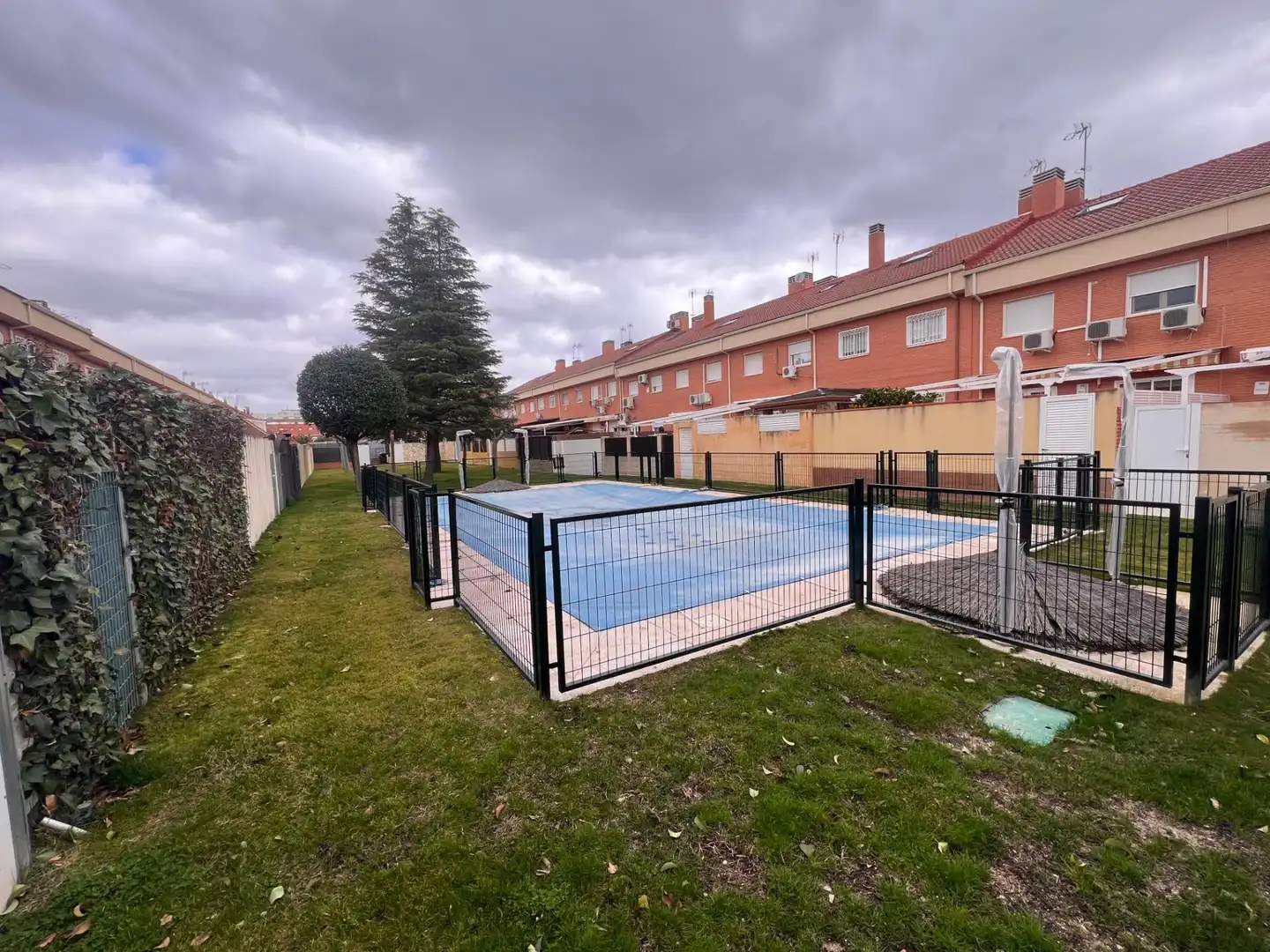 Piscina de Casa adosada en venta en Parla