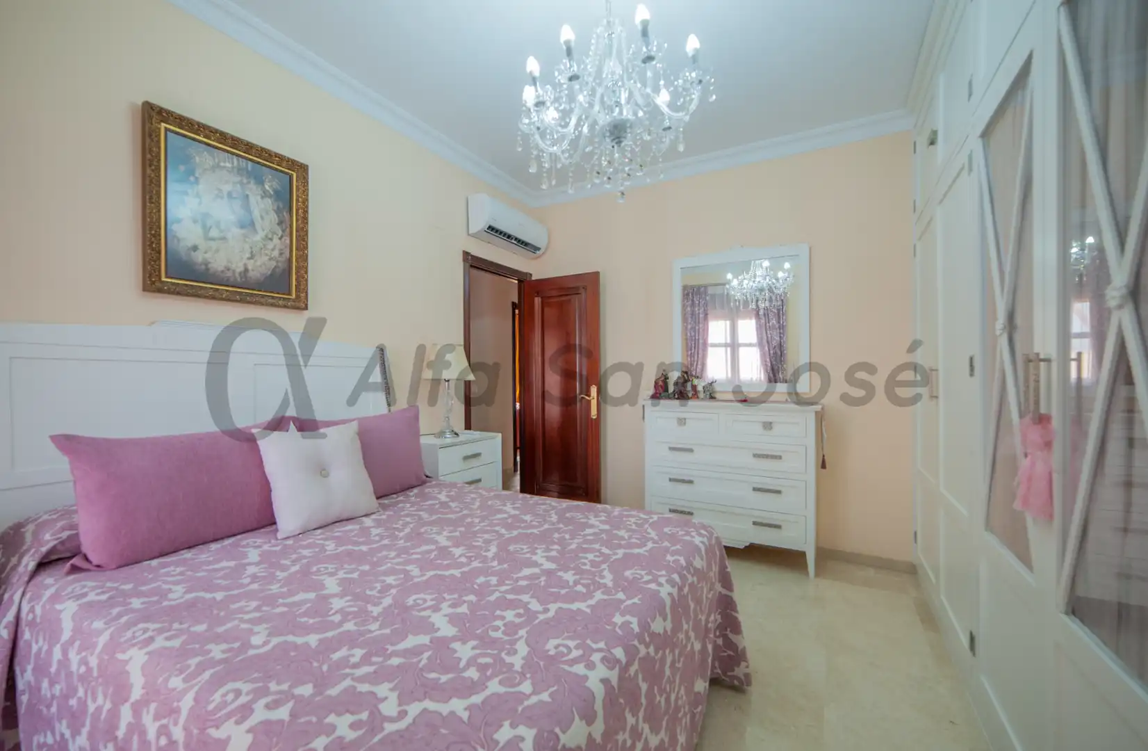 Dormitori de Casa adosada en venda en La Rinconada amb Terrassa, Piscina i Moblat